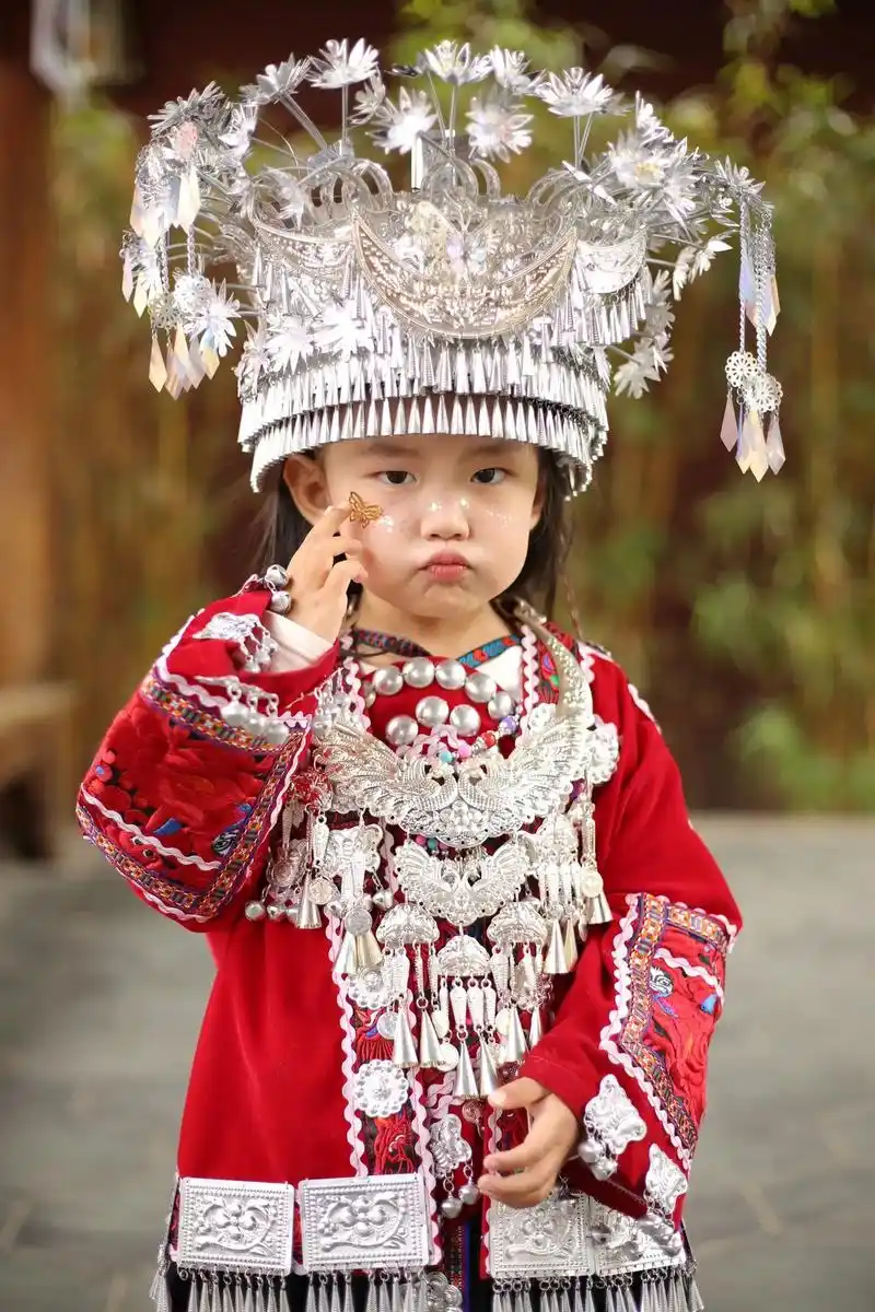戴上苗族头饰拍完前几张照片因为思念阿贝贝(小奶瓶92)心情不好开始