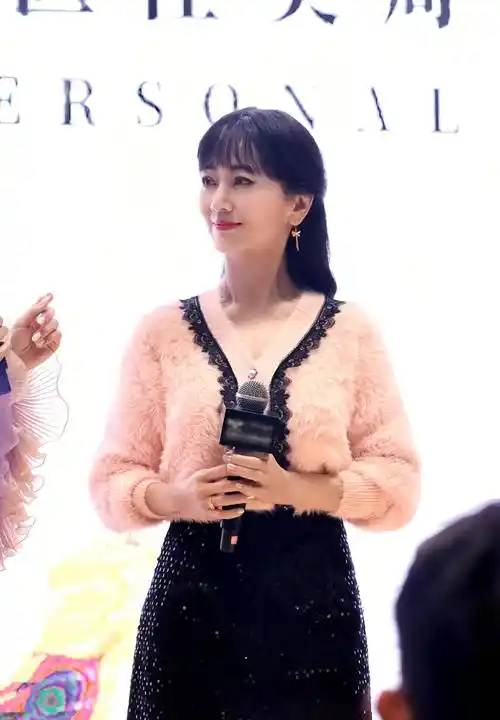 赵雅芝出席活动,身穿粉色毛绒上衣搭配黑色半身裙,显得精致又减龄!