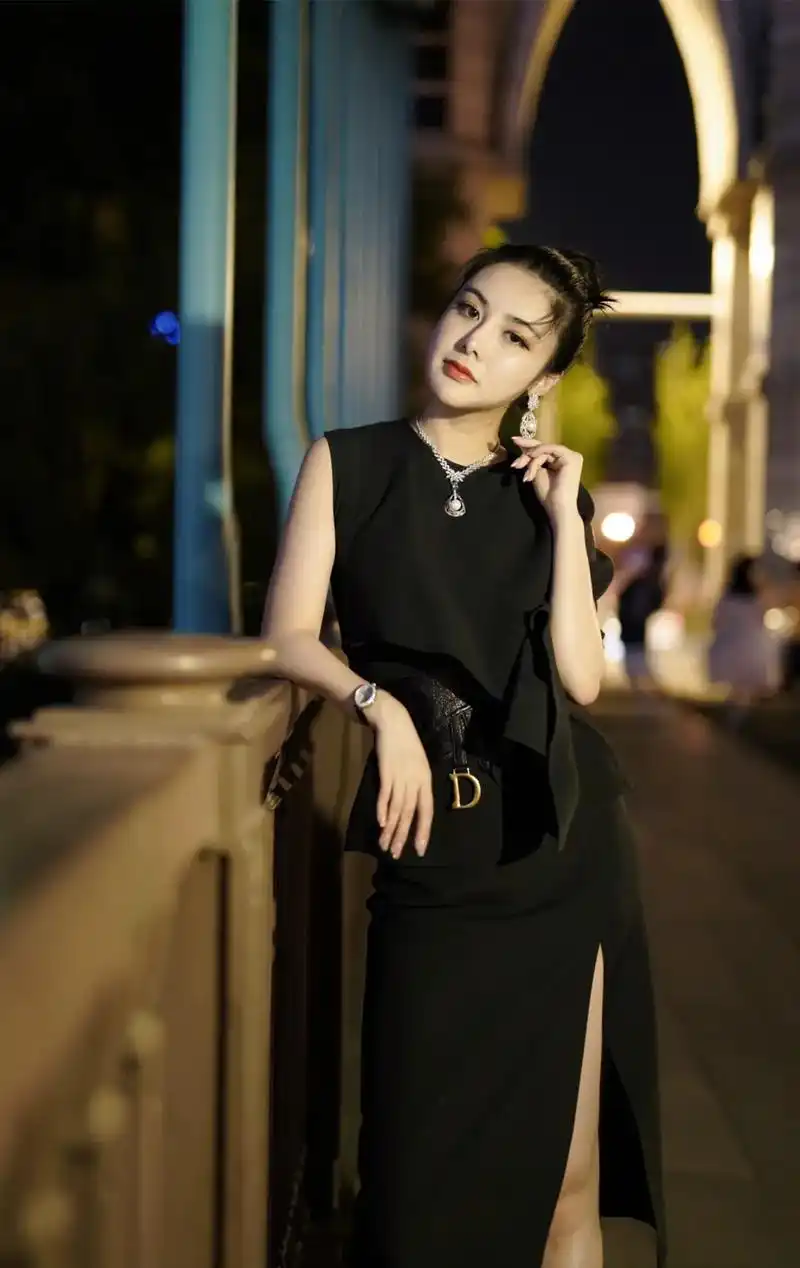 你们听了吗?我的最新同名专辑(爱还在)#美出高级感 @刘萱萱 - 抖音