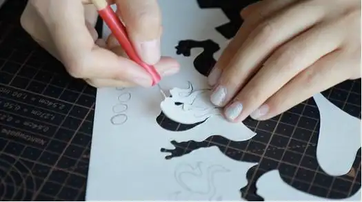 肖黎明所使用的套色剪纸技法则是先用单色宣纸剪出"主纹图案"作为底稿