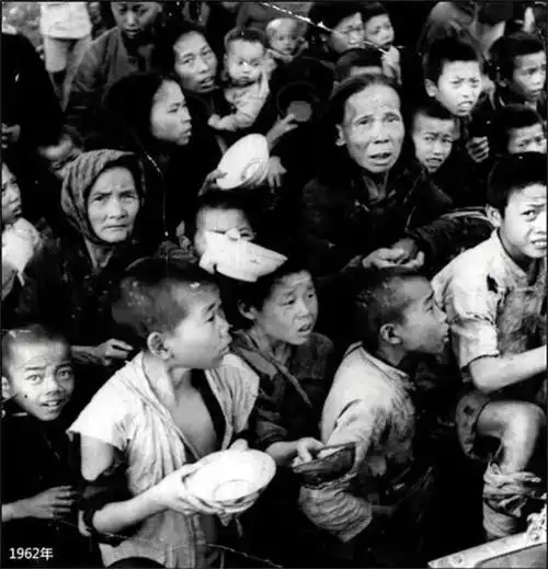 1960年,全民皆兵照,看似是一家人的摆拍,人物及地点不详.