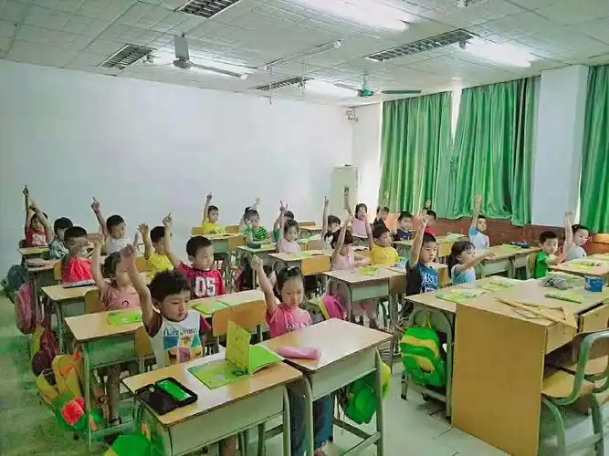 孩子们上课的积极性很高,举手回答问题也是非常踊跃呢!