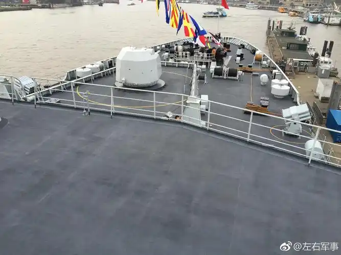 中国海军长白山号两栖登陆舰