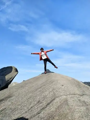 爬山可以放松紧张的心情,让劳累的大脑得到解放.