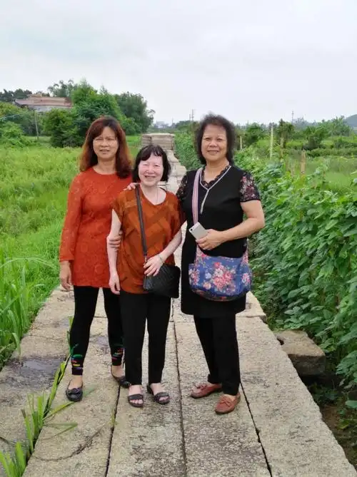 三个八婆逛公园