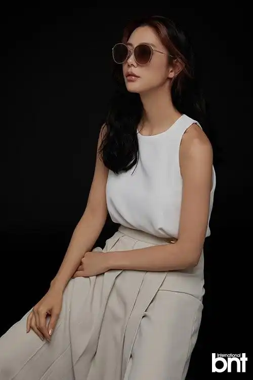 韩国女艺人clara最新杂志写真曝光