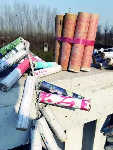 该窝点销售的黑花炮有的用报纸包裹火药,极其简陋