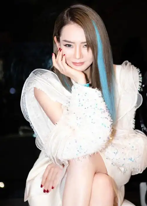 戚薇穿着温暖又精致的白色亮片装出镜夸张廓形剪裁精致珠片装饰