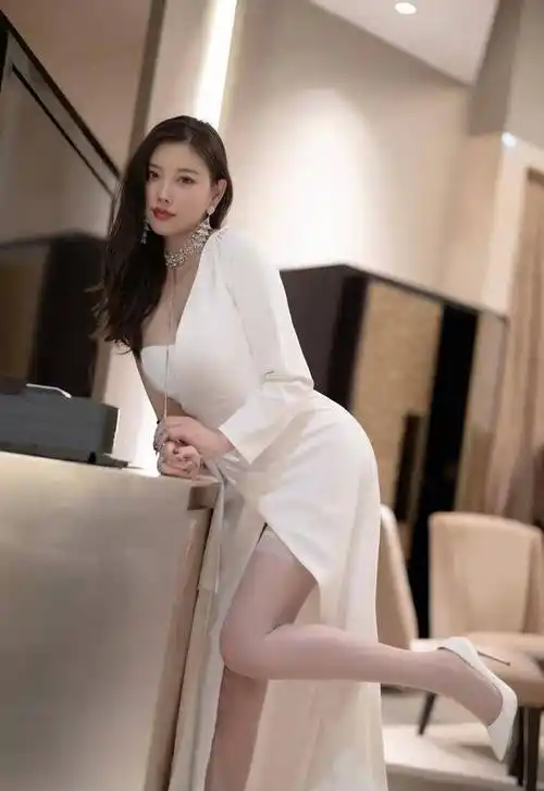 杨晨晨白色单肩抹胸长裙写真,天使容颜完美身材,新生