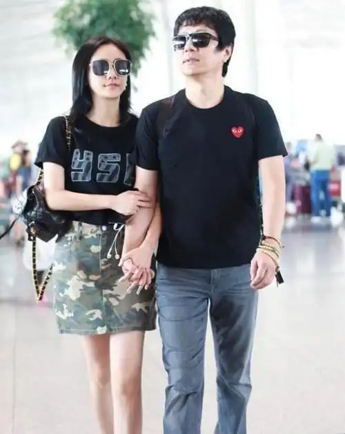 郑钧和他的妻子去了机场,37岁刘芸穿着黑色t恤和迷彩裙展示他休闲区