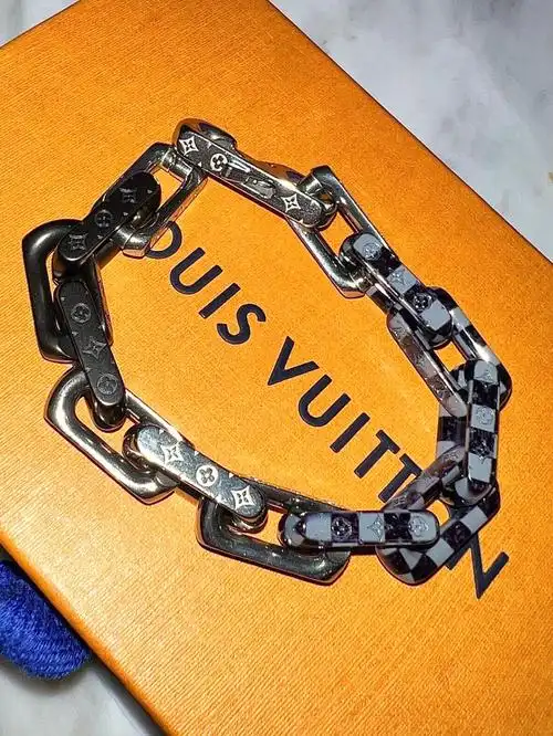 超级好看 也超级难买 黑就是帅90#lv  #lv男士手链   #lv手链