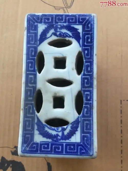 清末民国瓷枕【青花留白"双狮戏绣球"纹枕】0011