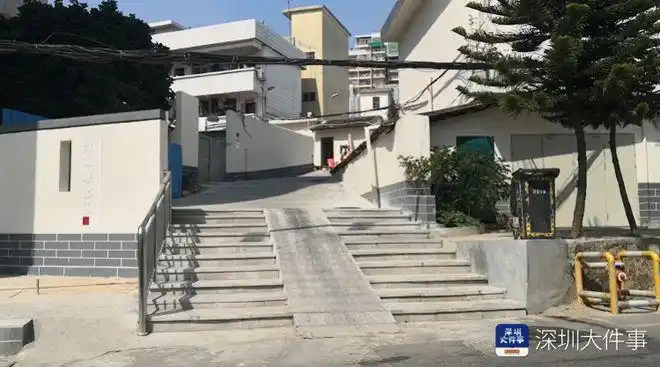 其表示家门口的斜坡在城中村综合整治工程中,被改造为台阶了,对其与