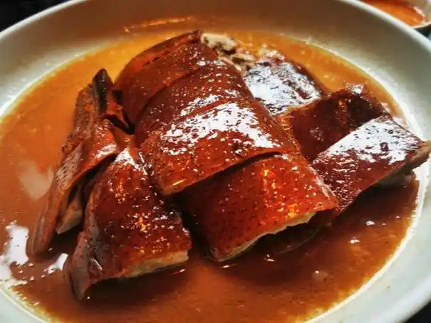 北京烧鹅店天花板,招牌菜每桌必点,外皮金红油亮,口感焦香酥脆