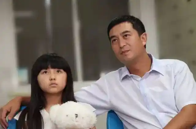 2001年出生的张子枫,今年15岁,目前来看长相和身高方面略吃亏,但是