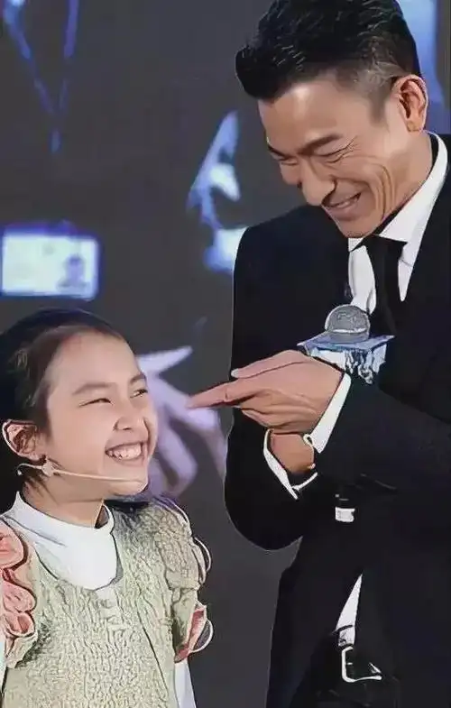 刘德华女儿刘向蕙长大了继承父亲优点与父亲合照感情好到爆