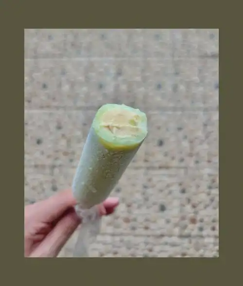 明治白桃乌龙,明治蜜瓜茉莉白桃乌龙最外层粉色桃子味果冰,内心顶部有