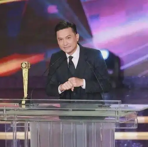 57岁陈锦鸿自闭儿子激罕曝光,停工照顾培育成音乐才子