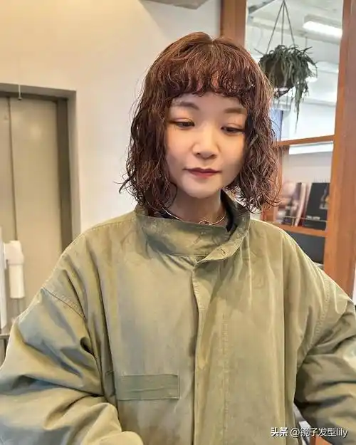 头发少的女性选发型,可以试试全头烫波波头,时尚有型显发量