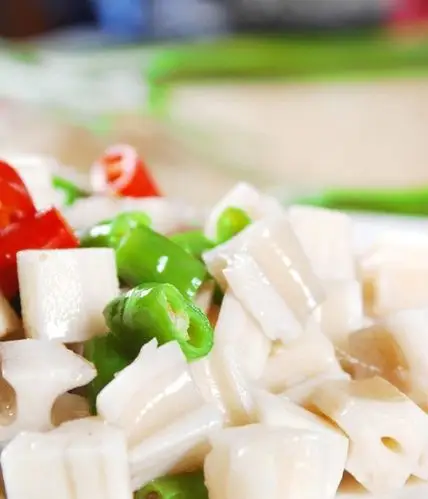 马踏湖冬季白莲藕生吃脆甜不打渣淀粉少切片拌糖调味吃风味十足