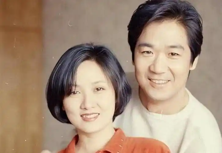 在张国立还没有成名的时候,他就和第一任妻子罗秀春恋爱了,当时