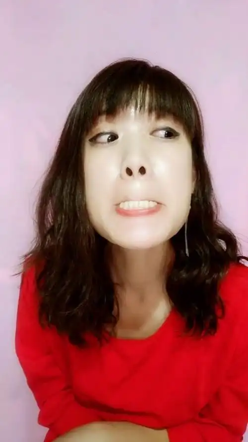 相信这是最丑的咬嘴唇了!