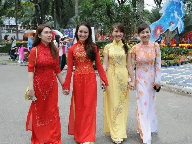 时尚专稿11月10日讯,"奥黛"是越南的国服,突显女性玲珑有致的曲线