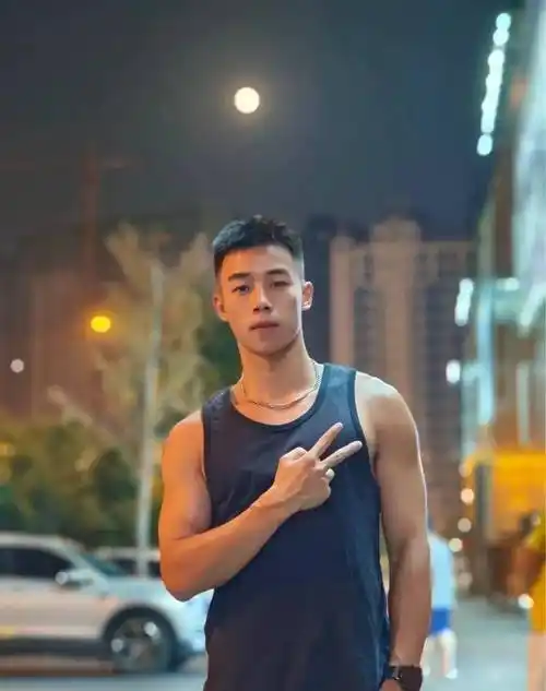 00后,黑皮体育生,灰裤子,大捷豹很明显!_侵权_合作_洽谈