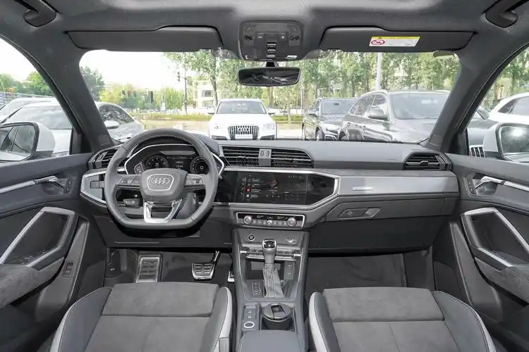2022款 奥迪q3 45 tfsi quattro 时尚动感型内饰