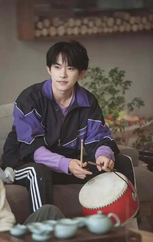 群主冒充易烊千玺助理骗女粉丝3万 4名嫌疑人被抓