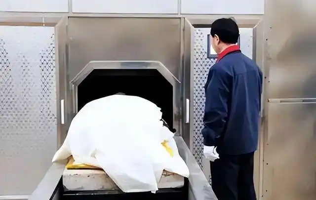 2005年,殡仪馆一"女尸"死而复生,法警走近,对准头部连开2枪_网易订阅