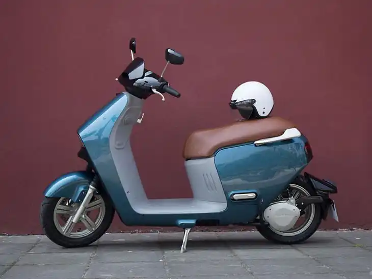 蓝鲨robor智能电动摩托车在京发布定价6988起