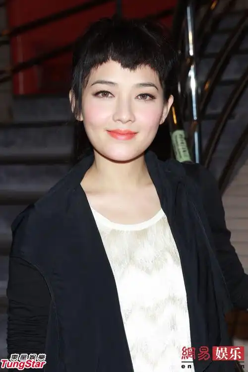范晓萱着黑丝亮相首映(图)
