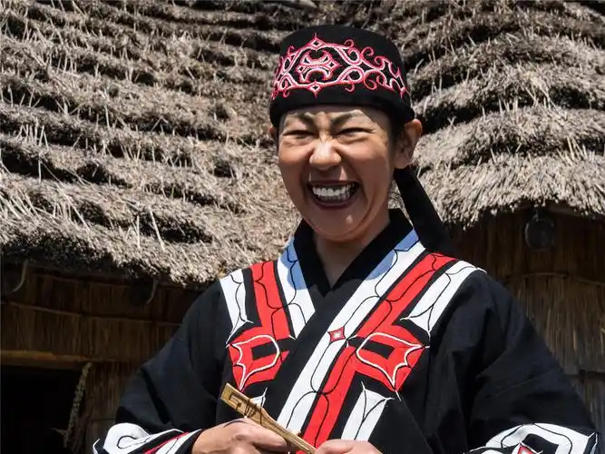 15世纪左右开始,为掠夺更多的领土,大和族与阿伊努族发生了无数次大小