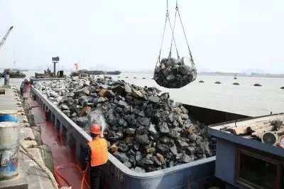 长江扬州段抛石固堤迎汛期数万吨石头筑起水下防线组图