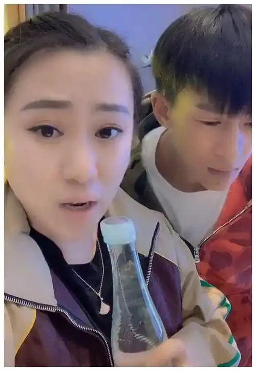 赵本山33岁徒弟丫蛋改行直播,去年被同门求婚,可至今仍未传婚讯