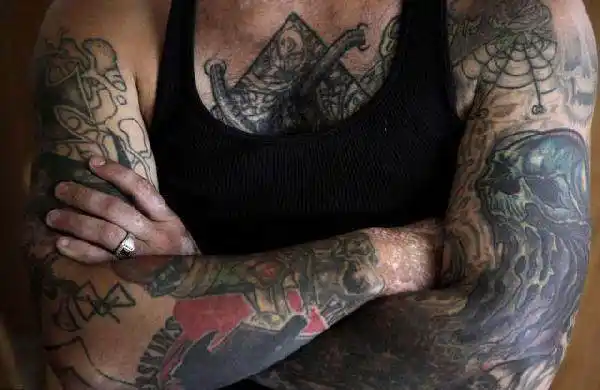 为了新出生的孩子, 美国黑帮老大选择洗掉全身纹身重新生活