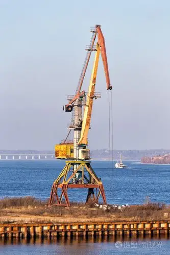 伏尔加河上的港口起重机基涅什马俄罗斯