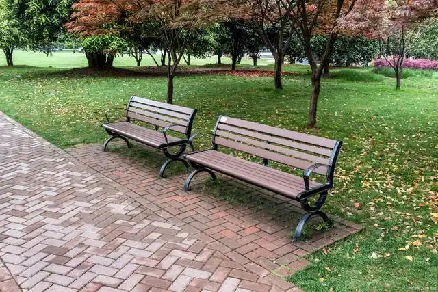 市区新增公共座椅,市民宅街头