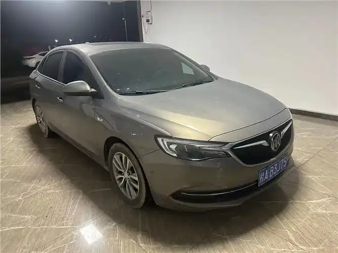 一辆车牌为桂ab3j75 别克英朗 小型轿车