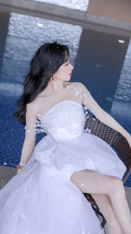 赵丽颖##赵丽颖白色羽毛抹胸裙