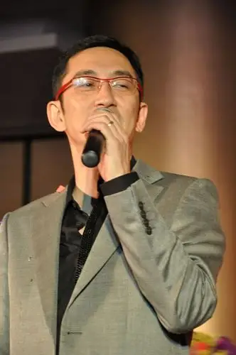 香港著名演员吴启华近况离婚两次现53岁仍单身