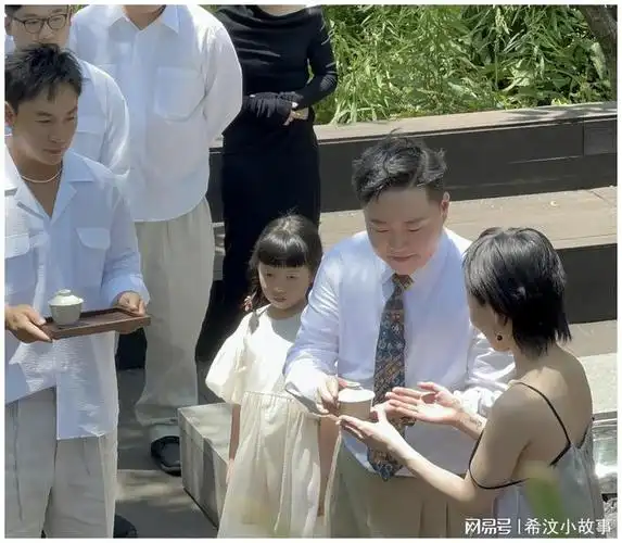 释小龙当伴郎,新娘穿睡衣,8岁继女闷闷不乐|童星|何洁|王若伊|娱乐圈