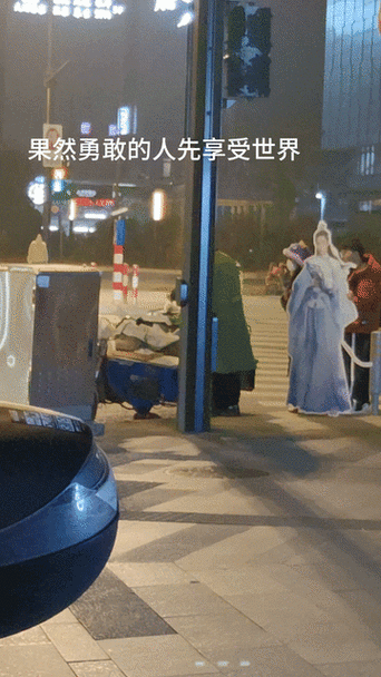 罗云熙人形立牌被抱走