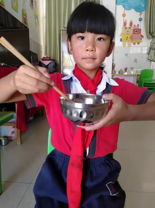 就让我认识了一个优雅的礼仪叫"龙含珠,凤点头"是标准的拿碗筷姿势