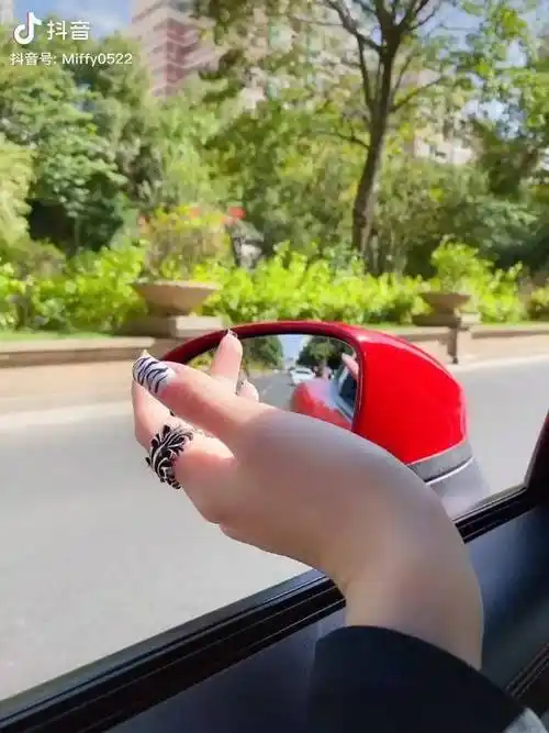 后视镜比心泉州总有个人会捡起七零八落的你并温暖你