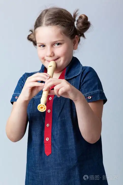 小女孩灰色背景上笛子