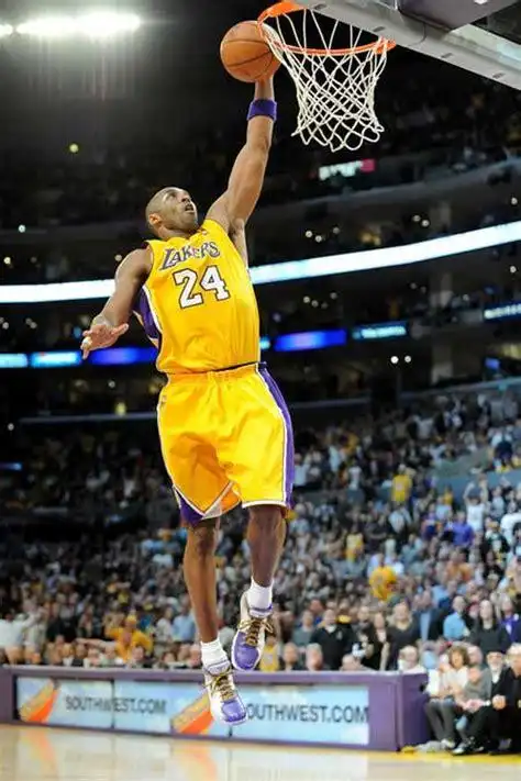 图文:[nba]湖人胜骑士 科比轻松扣篮-搜狐体育