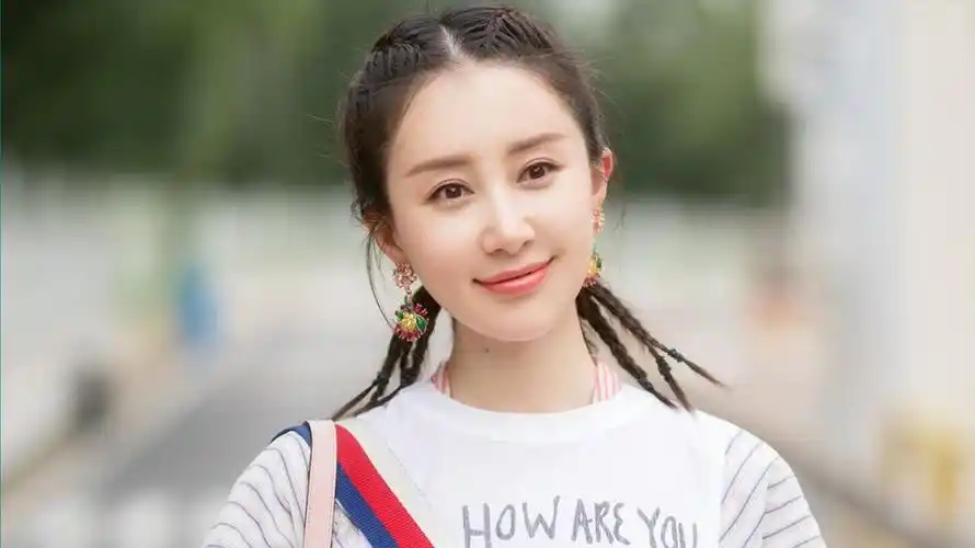 上她这些年都很低调,几个绯闻也是不多,一段是王泊文,一段是李易峰,一