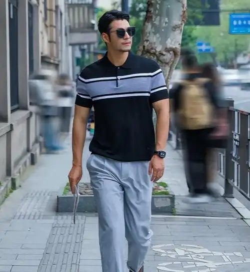 这类polo衫百搭耐看,无论搭配西裤还是牛仔裤,都能展现出你的优雅品味